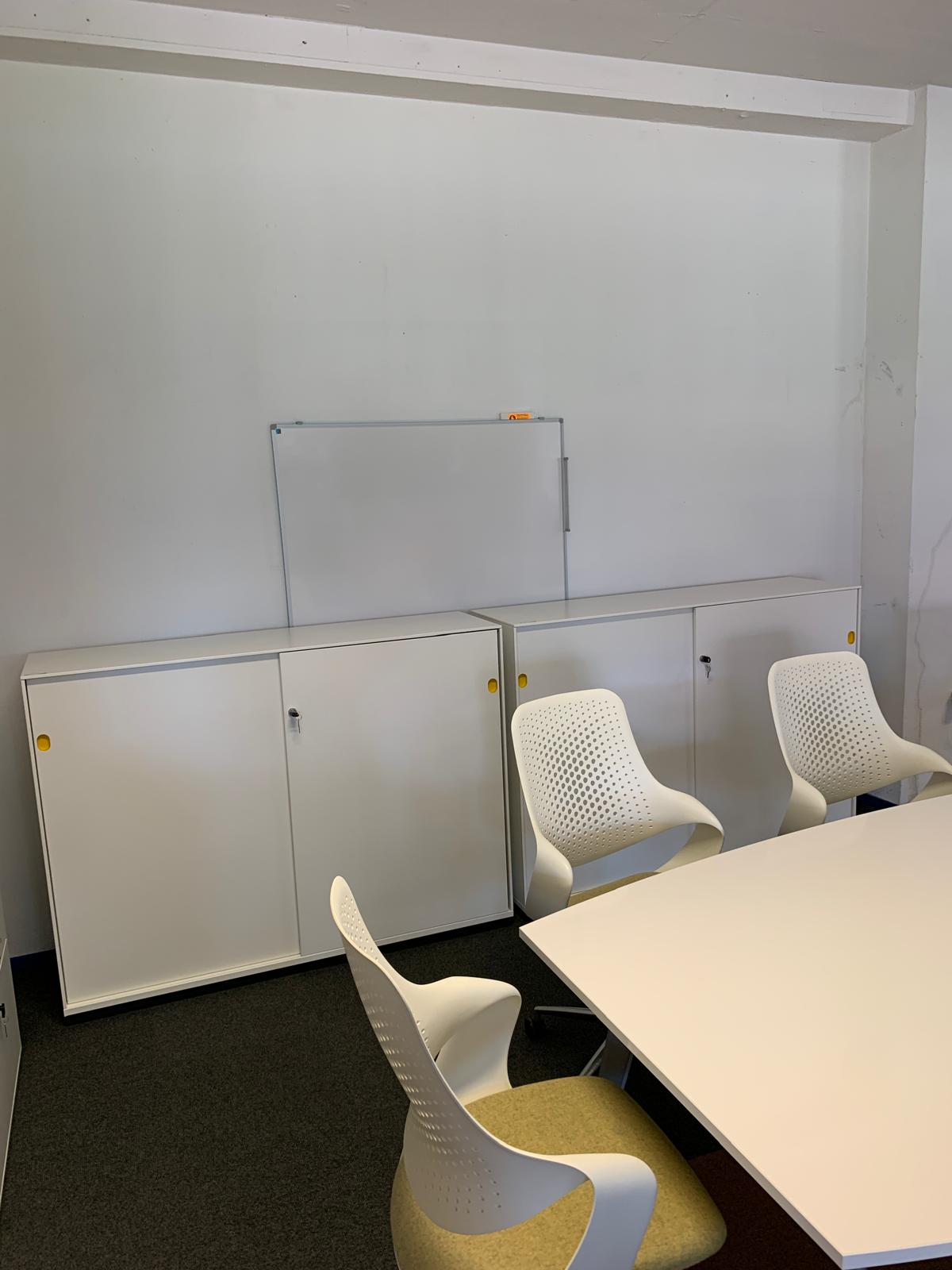 1 x witte schuifkast ( 2e is al verkocht )